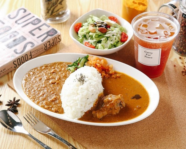 日本人的咖哩就是美味！日本人開的咖哩店「Curry For Peace」味道就是不一樣，首推「麻婆雙拼咖哩」超高CP值的雙重美味。