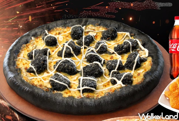 挑戰最潮黑色比薩！必勝客限定「妖獸黑蒜香竹炭雞比薩」，超吸睛「黑蒜炸雞、炫黑芝心餅皮」顛覆比薩控的想像。