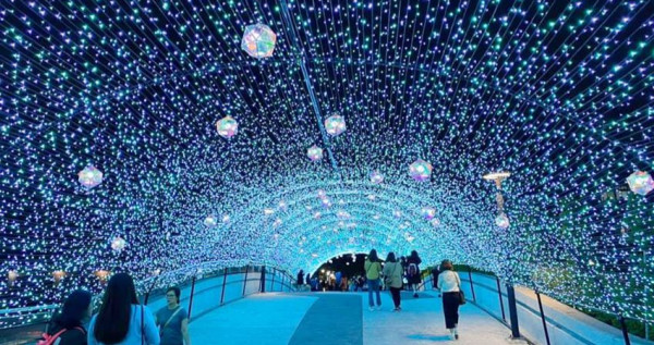 東京耶誕市集就在中山！中山站4號出口「心中山線形公園」藍海隧道有夠美，日本atre艾妥列「東京屋台美食市集」9天限定挑戰最強偽出國耶誕節。