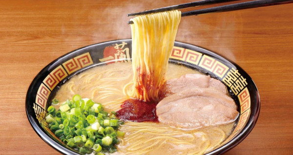 竟然出「微波版一蘭拉麵」！拉麵控要開搶的「微波版一蘭拉麵」台灣首次開賣，「整塊叉燒、蔥花」通通有挑戰最夯微波食品稱號。