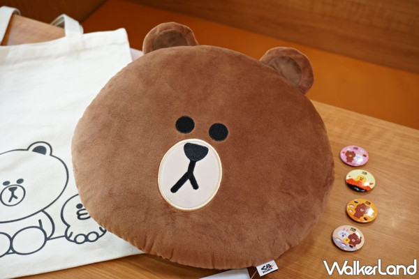 藏壽司推「熊大扭蛋」！全新「LINE FRIENDS熊大扭蛋」準備在藏壽司開扭，期間限定「熊大抱枕」集點直接免費換。