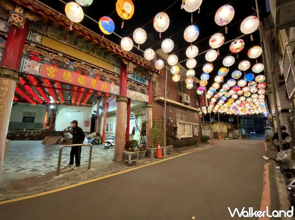 新竹版「普濟燈會」來了！新竹第一屆「文雅里富町燈節」悄悄試燈，近300盞手繪燈籠打造最浪漫「燈籠走廊」。