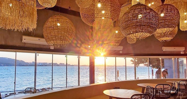 來去淡水放空！淡水最美景觀餐廳「榕堤咖啡廳」重新改裝回歸，超療癒「整片夕陽河景落地窗」搶攻必拍淡水景點。