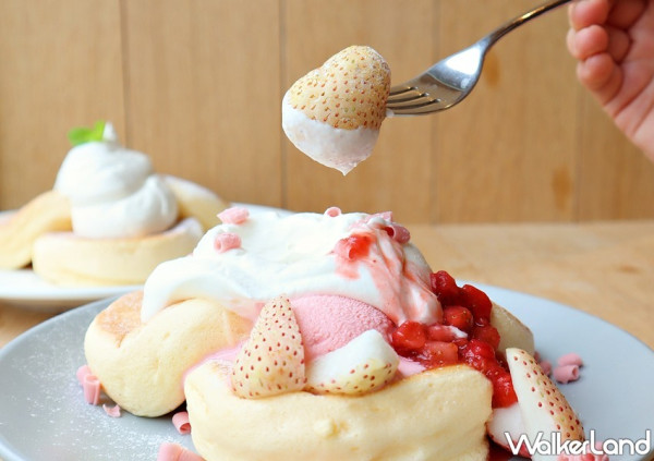白草莓鬆餅一定要挑戰！FLIPPER’S南西店獨家推出「雪兔白草莓」奇蹟的舒芙蕾鬆餅，超限量「白草莓鬆餅」限定只賣11天。