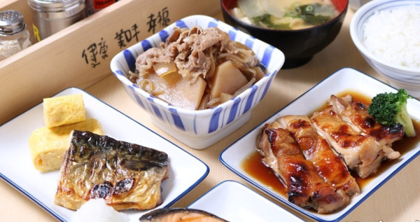 最正宗「日式自助餐」優惠了！日本最大連鎖食堂「Maido Ookini」3天限定買一送一，日式炸雞塊、牛肉壽喜燒、照燒雞腿排通通都有。
