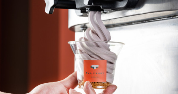竟然有大甲芋頭霜淇淋！信義區獨家限定「TART TAIPEI快閃店」開賣霜淇淋，加小芋圓「大甲芋頭霜淇淋」讓芋頭控超解暑。
