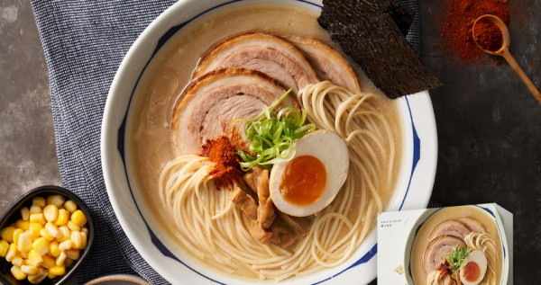 拉麵控必備存糧！賈以食日「博多拉麵豚骨風味」10分鐘就上桌，超濃厚「日本原裝進口豚骨湯包」滿足拉麵控的胃。