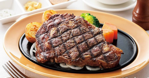 5折牛排不限量開吃！日本樂雅樂餐廳「牛排外帶5折」優惠超狂，再加碼「日式便當買3送1」優惠讓你不再煩惱吃什麼。
