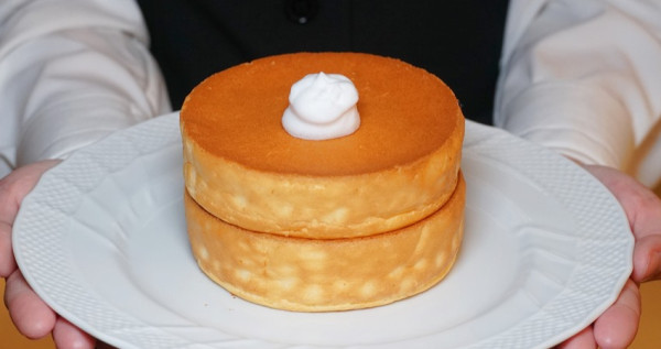 日系「窯烤舒芙蕾」可以外帶了！日本人氣「星乃珈琲店」首次推出外帶餐盒，招牌「窯烤舒芙蕾熟蛋糕」也能外送到府。