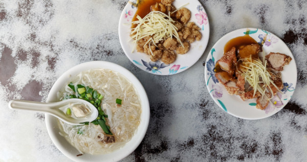 只營業到中午的老台北早餐名店，民樂旗魚米粉湯頂著90年老字號吸引台北饕客一訪再訪。