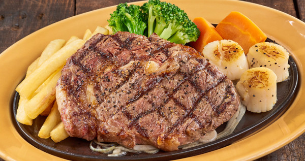 連吃25天牛排買一送一！牛排控先衝「日本樂雅樂餐廳」吃300元有找牛排優惠，「厚切菲力牛排、干貝牛排海陸餐」全都買一送一。
