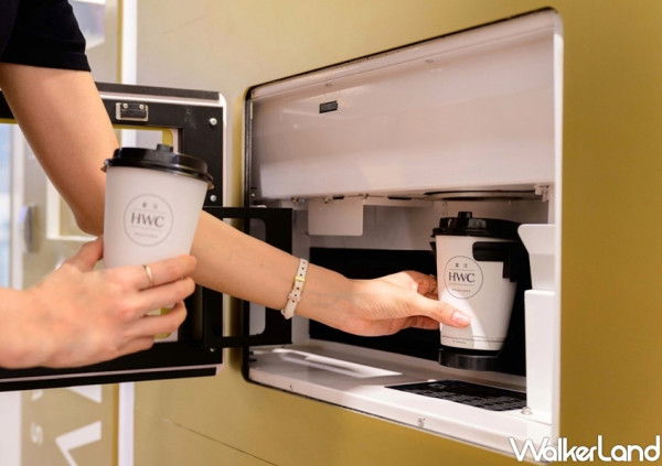 內湖咖啡控喝起來！24小時都能喝「黑沃咖啡」AI智慧咖啡販賣機正式開喝，零接觸「黑沃精品咖啡免費送」讓咖啡控搶先朝聖。