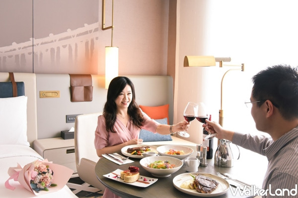 兩個人的小旅行！台北新板希爾頓酒店推出「希手饗樂」 微醺情人月住房專案，鮮花、牛排、蛋糕、甜蜜雙人行，人到就好。