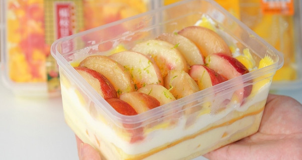 挑戰最夯宅配甜點！水蜜桃鋪滿滿「奧瑪烘焙 蜜桃爽派對盒」快閃限定，七層芒果「大塊芒果爽盒」也要放購物車下單。