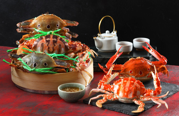 螃蟹控準時開吃！板橋最高吃到飽餐廳「50樓Café」推出「萬里活蟹」吃到飽活動，綁著綠色螢光繩的野生海蟹限時吃到飽。