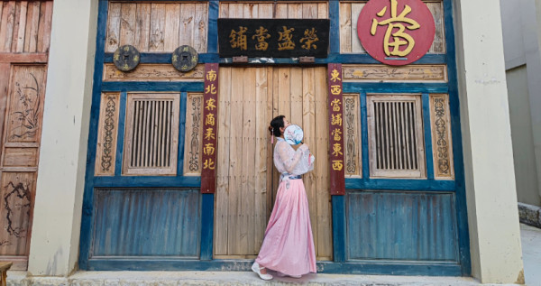 走入斯卡羅片場，尋找台灣歷史場景。台南岸內糖廠影視基地園區短期開放，想追戲劇場景的粉絲要把握時間。