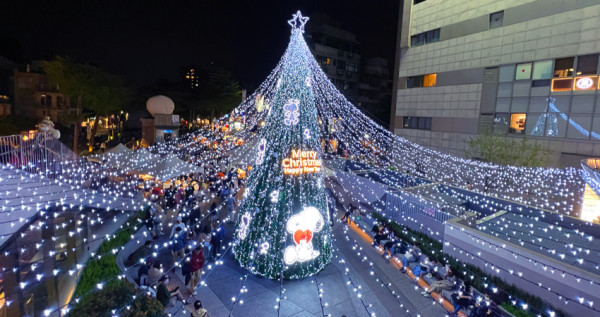 中山站偷偷點燈！出站就打卡「史努比耶誕樹」搶攻台北最萌耶誕樹，「耶誕市集、光雕隧道」打造文青最愛耶誕景點。