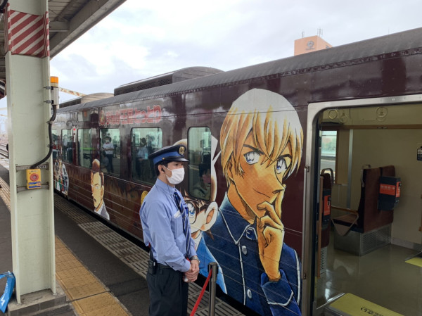 柯南帶我走！日本「名偵探柯南列車」全新兩種車身酷炫登場，安室透、服部平次人氣角色陪你打卡旅行。