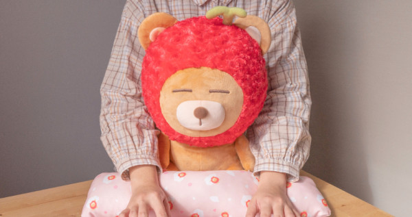 荔枝熊真的來了！最新全家集點「荔枝熊」呆萌登場，療癒系「荔枝熊玩偶、帆布袋」連韓國歐膩跪求代購。