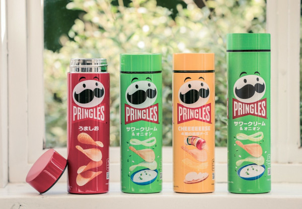 愚人節最爆笑道具！日本超逼真「品客洋芋片保溫瓶」，要你少吃零食多喝水，打臉行銷創意登場。