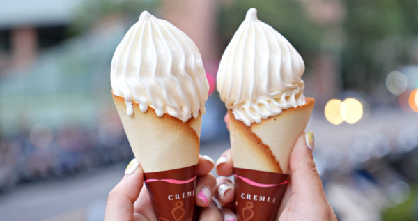 北海道冰淇淋之神來了！去日本必吃「Cremia」進軍台北松山、信義區，「特濃牛奶冰淇淋+白色戀人貓舌蛋筒」免排隊攻略先看。