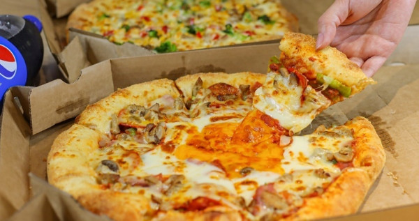 99元披薩自己吃！達美樂快閃推出「9吋披薩99元」不揪團也優惠，任選「超過25種披薩口味、披薩餅皮」幫披薩控省荷包。