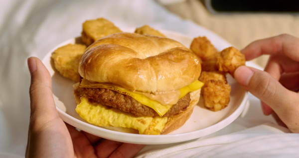 早餐大口吃起來！漢堡王全新升級「華頌早安餐」50元銅板價開吃，無添加、超健康「牛奶蛋+華頌堡」連老媽也搶吃。