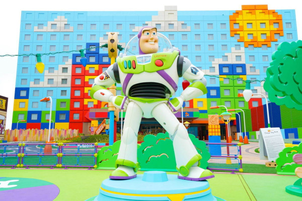 迪士尼玩具總動員飯店開幕了！搶先看超大型「三眼怪藝術裝置、彈簧狗公園、安迪房間」人氣設施，可愛程度完勝東京迪士尼其他主題飯店。