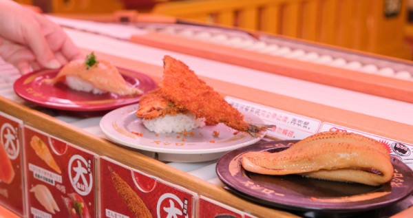 壽司控又有藉口吃起來！壽司郎新品「炙燒大切鮭魚腹、17公分長豪華星鰻」只賣20天，免費再拿「5000元壽司餐券」。