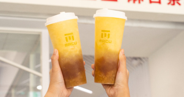 麻古新飲料喝爆！麻古茶坊「梅好旺萊」挑戰咀嚼控最愛，整杯滿滿「鳳梨梅蜜+寒天綠茶凍」刷新飲料清單。