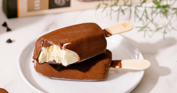吃冰就愛脆皮雪糕！歐洲百年EKSELENCE「經典巧克力杏仁脆皮雪糕」7-ELEVEN獨家限定，「一根45元、第二件6折」先囤貨。