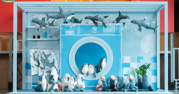 IKEA鯊魚大軍來襲！免費拍「7個IKEA鯊魚打卡點」攻略要先看，內湖「鯊鯊洗衣店」、新店「鯊鯊游泳池」領軍洗版IG打卡牆。