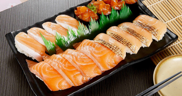 一個人只要180元！壽司郎「鮭魚雙人套餐」外送到家，快閃鮭魚季「酪梨鮭魚卷、鮭魚親子茶碗蒸」全吃一輪才開心。
