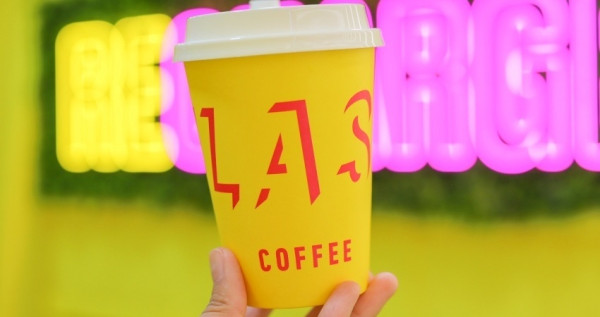 一個月咖啡買一送一！Flash閃電咖啡「桂花拿鐵」領軍31天咖啡買一送一，再加碼「OATSIDE燕麥奶咖啡」免費升級喝起來。