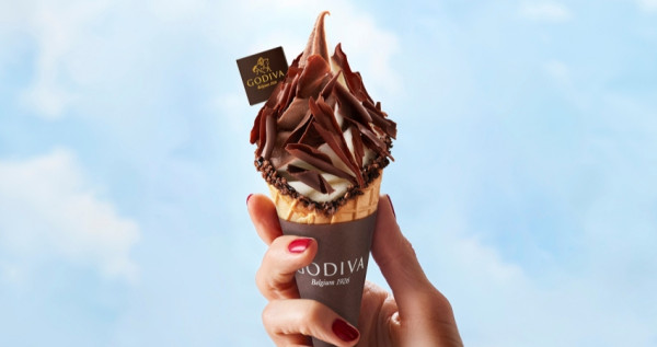 終於等到買一送一！GODIVA「巧克力霜淇淋買一送一」快閃限定，升級版「巧克力脆片」加量不加價激推。