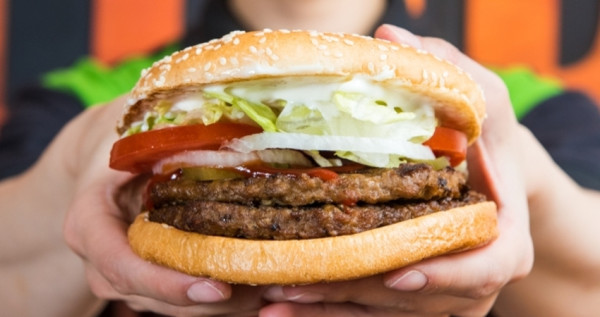漢堡王、樂事聯名了！漢堡王「免費送華堡+樂事」優惠碼公開，背著走「樂事解餓補給包」拚人品搶。