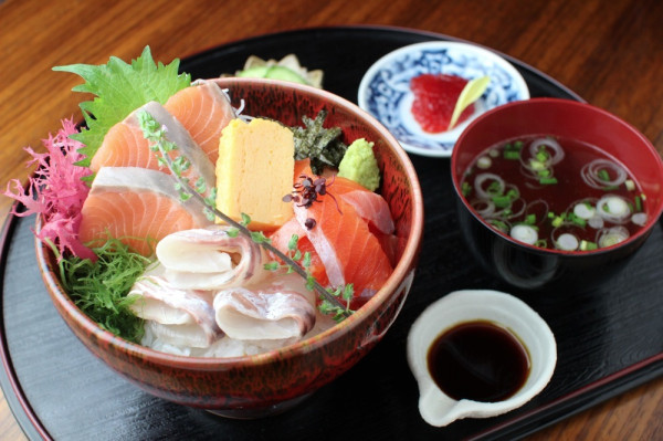 鮭魚控不等了！老饕激推3間「東京鮭魚殿堂」手刀快收藏，「肥美鮭魚丼、豪氣鮭魚便當」讓你吃到不想回台灣。