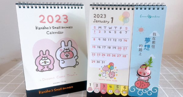 先衝小七！卡娜赫拉的小動物「2023夢想成真桌曆」7-ELEVEN獨家限定，粉紅兔兔花器、超萌P助插畫陪你療癒一整年。