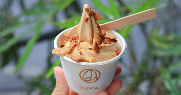 SOMA賣霜淇淋！超夯奶茶SOMA推出「THÉ霜淇淋」中山站限定開賣，濃厚系「SOMA霜淇淋」讓奶茶控搶先朝聖。