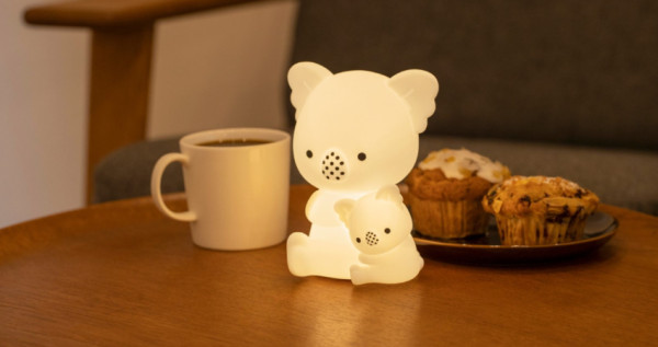立體小熊餅乾萌到翻！日本激可愛「小熊餅乾夜燈」療癒新登場，立體神還原「無尾熊媽媽背小熊」招牌Logo，溫暖燈光伴你好眠一整夜。