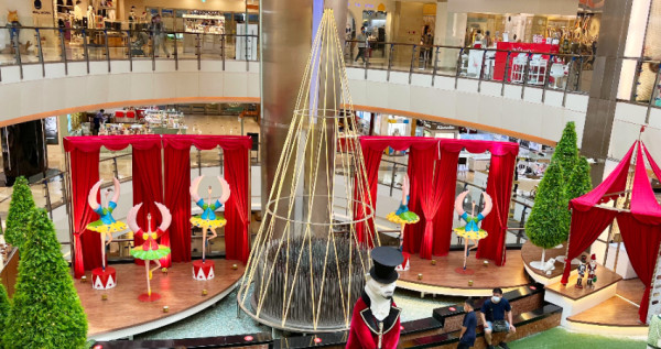桃園第一顆聖誕樹來了！大江購物中心「歡樂聖誕馬戲團」一路點燈到明年1/9，「Q萌北極熊、美食市集」桃園人週末擠爆大江。