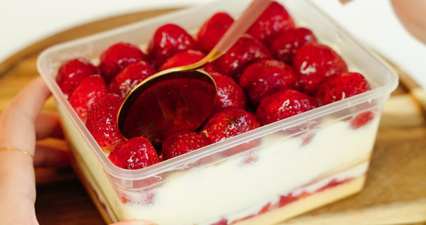 草莓控忍不住！奧瑪烘焙「超過一斤草莓爽派對」挑戰最狂草莓蛋糕盒，超過20顆草莓鋪滿、每一口都超幸福。