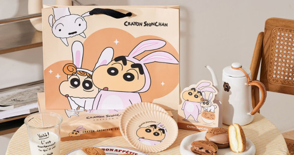 蠟筆小新盤子免費送！韓國爆夯「雪燒奶油蛋糕」兔兔版蠟筆小新、小白超商就有，增量「北海道LUXE乳酪餡」大口吃更過癮。