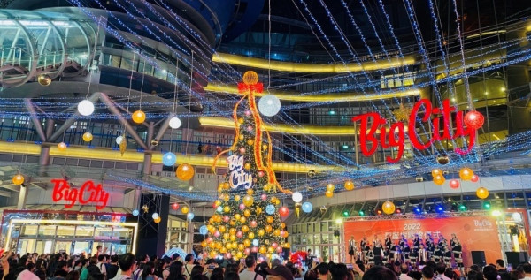新竹男友出動了！每年都在拍「新竹巨城聖誕樹」強勢洗版IG，期間限定「聖誕樹攝影比賽」新竹人的手機、相機全員出動。