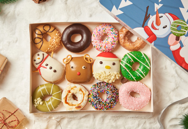 甜甜圈真的甜！Krispy Kreme「耶誕限定」HOHOHO Christmas甜甜圈11/16正式開拍，12/12再加碼Krispy Kreme TW 9週年買一送一。