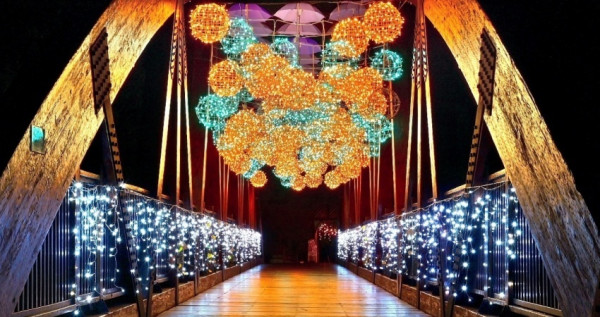 騎腳踏車邊賞燈！在地人私藏「石岡花漾藝術燈會」23個打卡點夢幻登場，超美情人木橋、東豐綠色廊道一定要先拍。