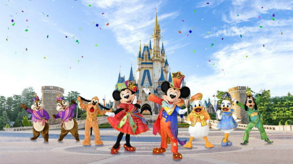 迪士尼粉絲買機票攻略！「2023東京迪士尼樂園」節慶日期搶先公開，「萬聖節、聖誕節」看準時間入場，「限定表演、周邊」就能一個都不漏。