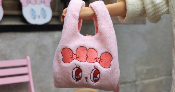 韓國兔兔超夢幻！期間限定「Esther Bunny 艾絲樂小兔」快閃店推薦小物清單，超粉嫩「兔兔保溫杯、絨毛包」直接變身韓團少女。