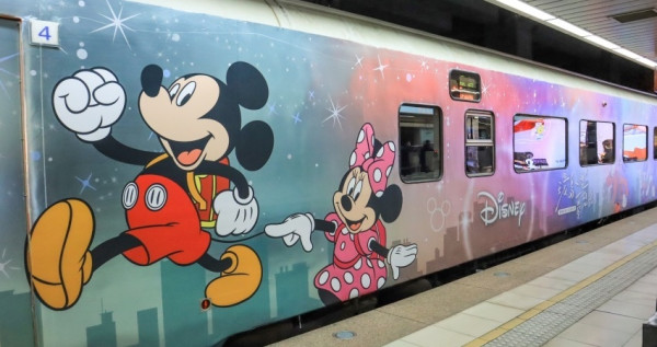 迪士尼火車搶先看！台鐵環島之星「迪士尼主題列車」11大車廂主題帶你看，超萌「米奇車廂、奇奇蒂蒂暢飲吧」一定要打卡。