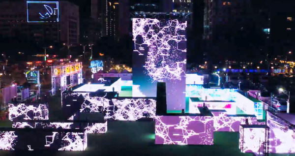 信義區就有裸視3D！超大型光之迷宮「光鑰未來_全聯25」免費預約、展演時間一次看，國際級「12米數位光塔」為2023台灣燈會造勢。